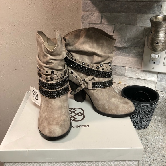 Daisy Fuentes studded boots - Picture 7 of 16